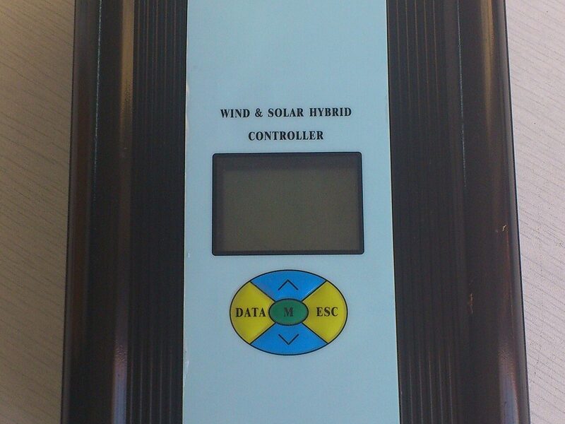 12/24 V Wind and Solar Hybrid Charge Controller with LCD